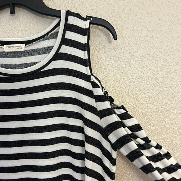 Women’s long sleeve striped shirt with cut out shoulders size medium. - Picture 4 of 6